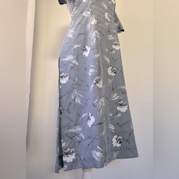 Vintage ‘70s Gray & White Floral Print Short Sleeve Midi Dress w/ Side Slits - Picture 6 of 8